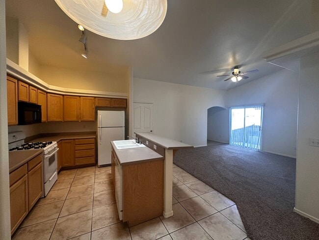 Building Photo - 3 Bedroom 2 Bathroom Duplex