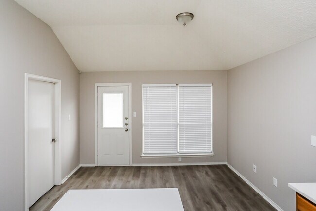 Building Photo - 2508 Helen Ln