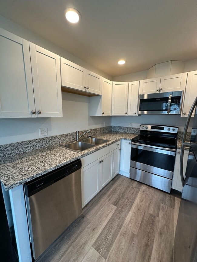 Building Photo - Newer 4 bedroom 2 1/2 bath Duplex Unit In Lebanon