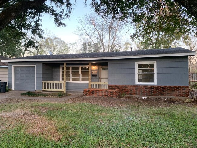 Building Photo - 210 S Pin Oak Dr