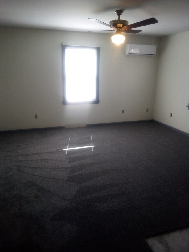living room unfurnished - 703 Monroe St