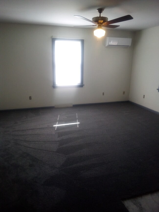 living room unfurnished - 703 Monroe St