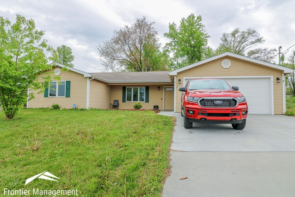 Foto principal - Beautiful 3 bedroom home just minutes from Manhattan and Fort Riley!