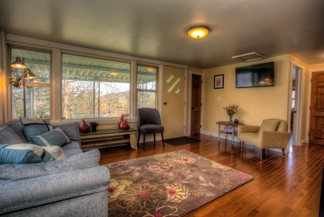 Building Photo - 560 Riceville Rd