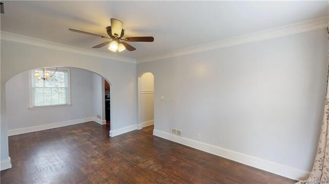 Foto del edificio - Adorable and clean Midwood cottage.
