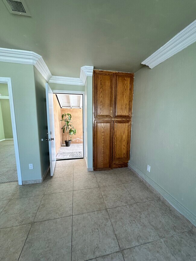 Foto del edificio - 6563 Park Ridge Blvd