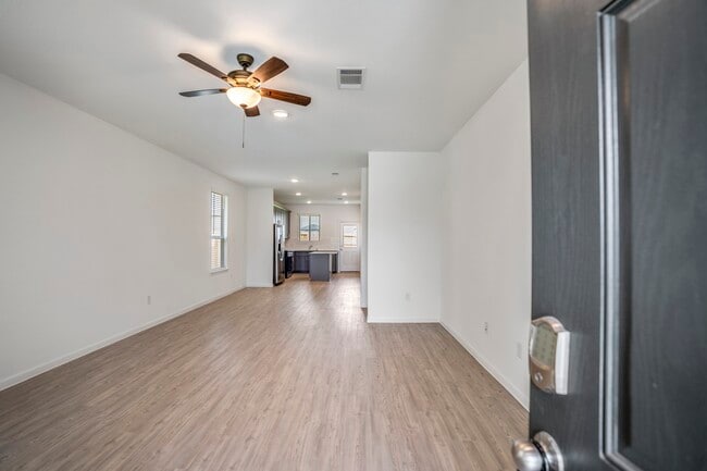 Foto del edificio - 16915 Elm Grove Rd