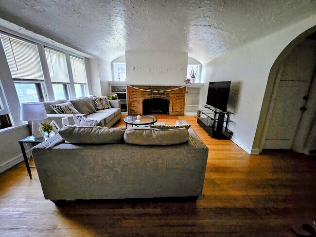 Foto del edificio - 3250 N Downer Ave