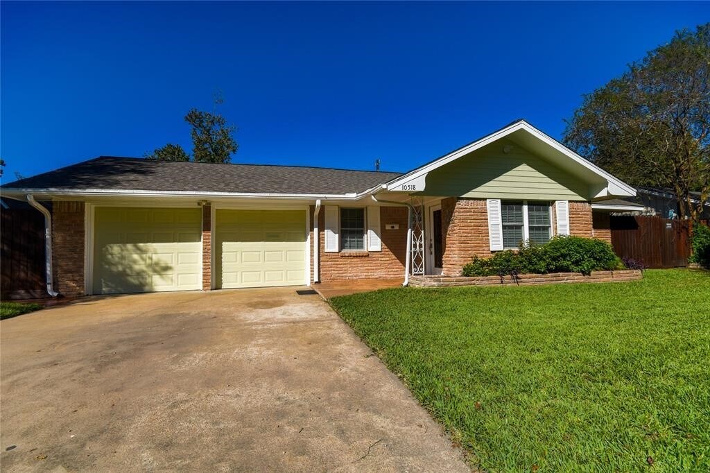 Foto principal - 10518 Hazelhurst Dr