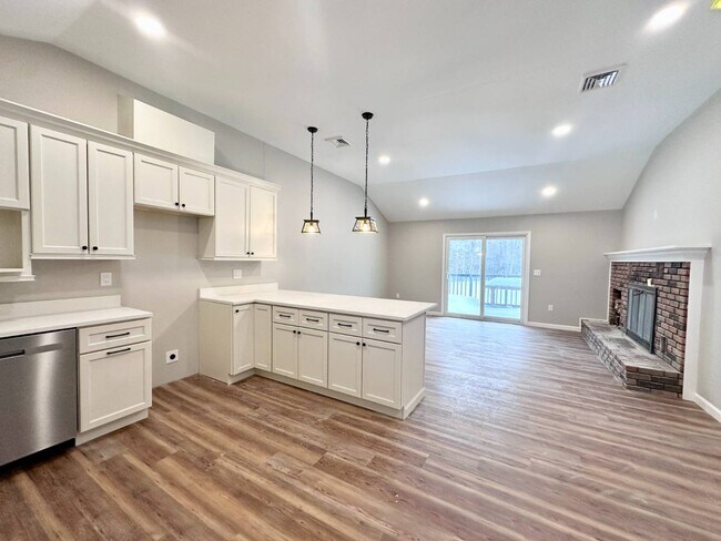 Building Photo - 521 Middleline Rd