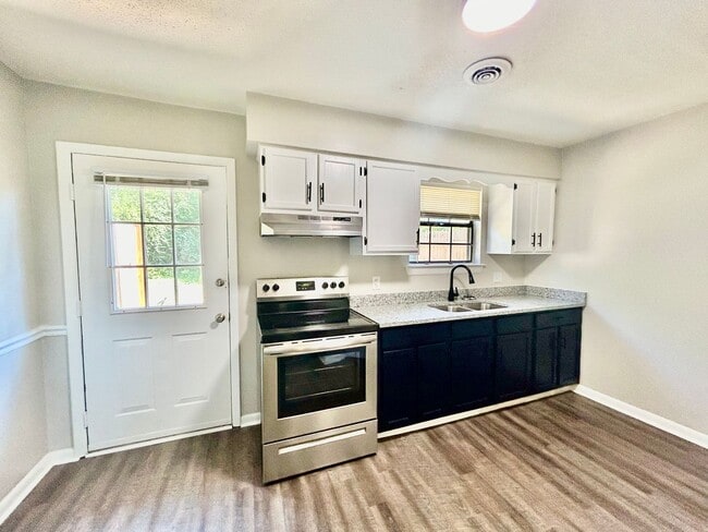 Building Photo - 706 Roberta Dr