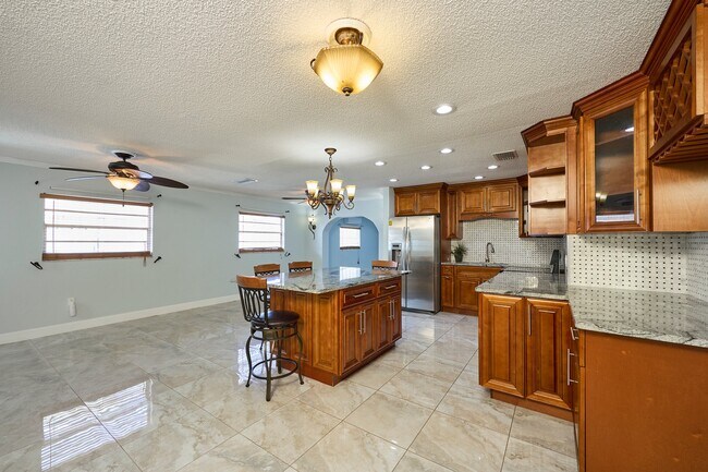 Foto del edificio - 6804 N Hubert Ave