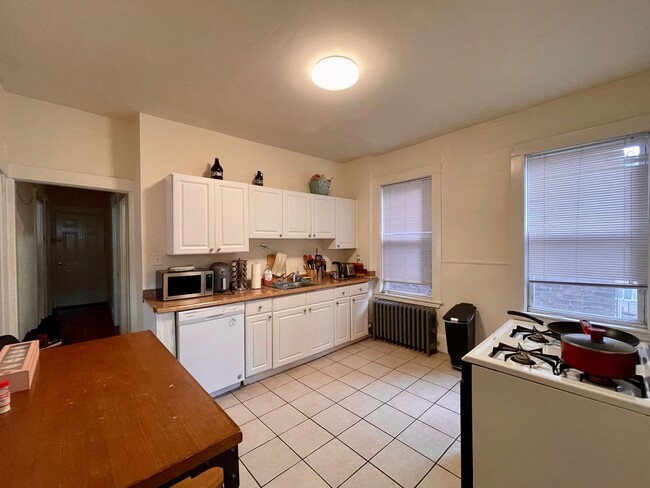 Building Photo - Newly renovated 3 bed unit next to the Gre...