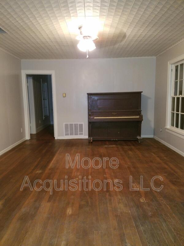 Building Photo - 221 Leonard Dr