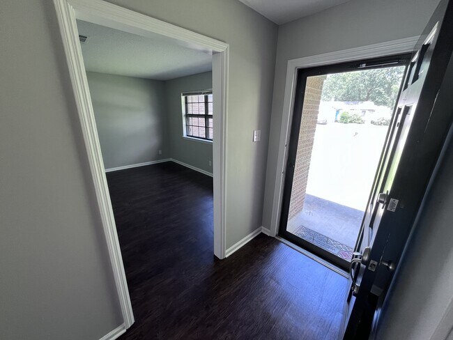 Foto del edificio - 215 Berkshire Cir