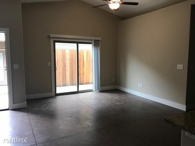 Building Photo - 3 br, 2 bath Apartment - 635 E. Mulvane