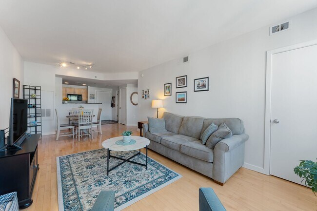 Foto del edificio - Stunning 1 BR/1 BA Condo in Forest Hills!