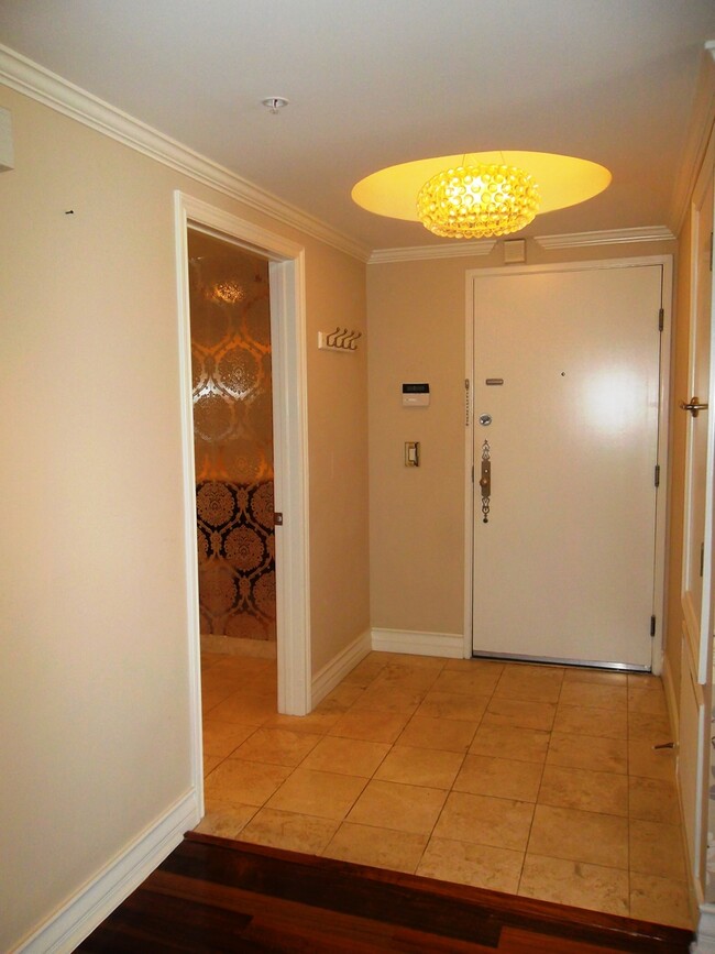 Building Photo - Luxurious condo with top of the line appli...