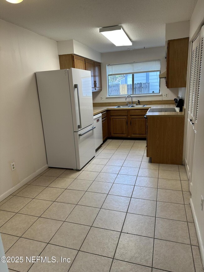 Foto del edificio - 10369 Arrow Lakes Dr E