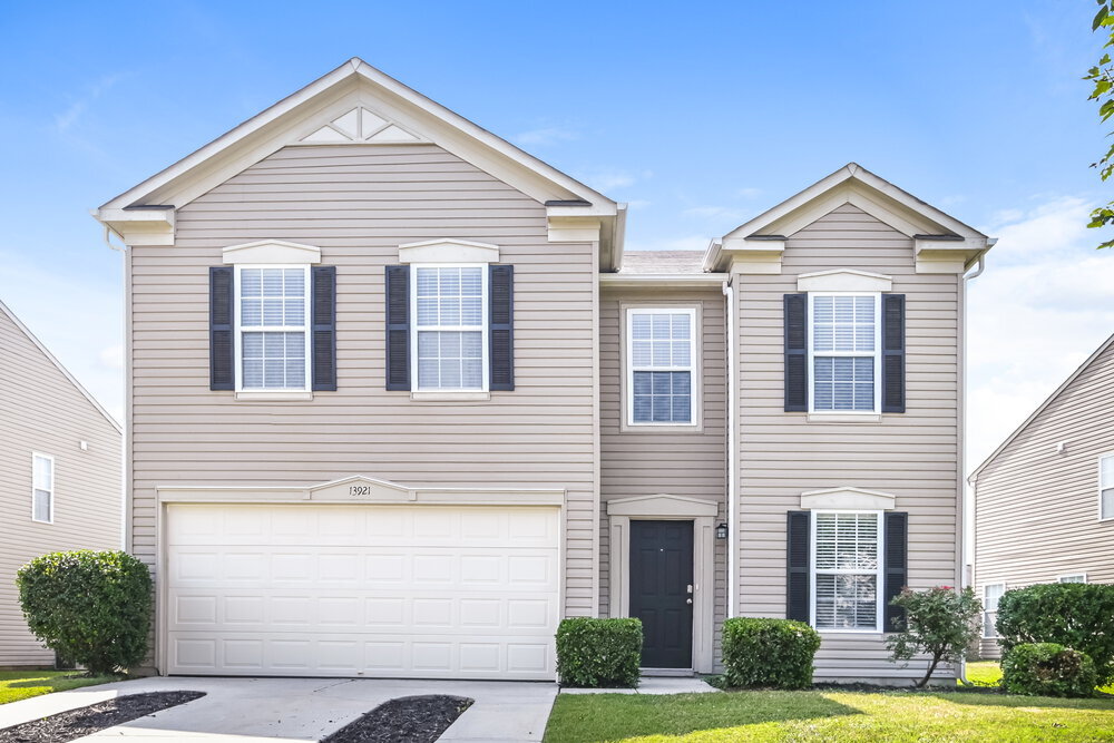 Foto principal - 13921 Lawrence Farm Ln