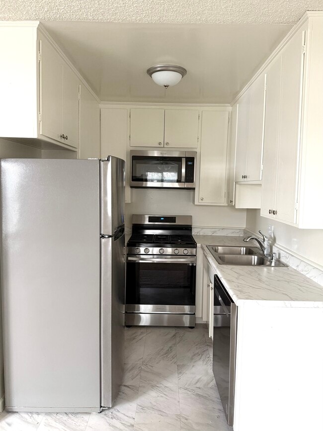 Wellesley 104 Kitchen - 1319 Wellesley Ave