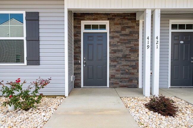 Foto del edificio - Move In Special! 3 Bedroom Townhome each w...
