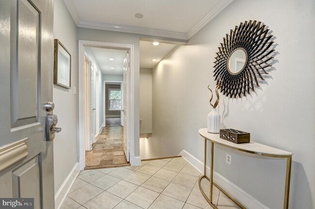 Foto del edificio - 3209 Sutton Pl NW