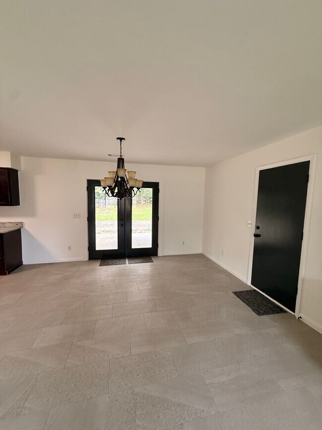 Foto del edificio - Prime Beaufort Location – 3BR/2BA | No HOA | Fenced Yard