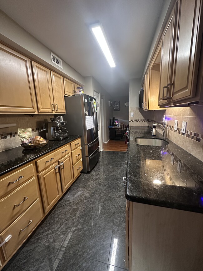 Building Photo - 423 Christopher Ave