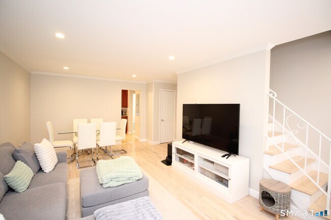 Building Photo - 30 Maple Tree Ave