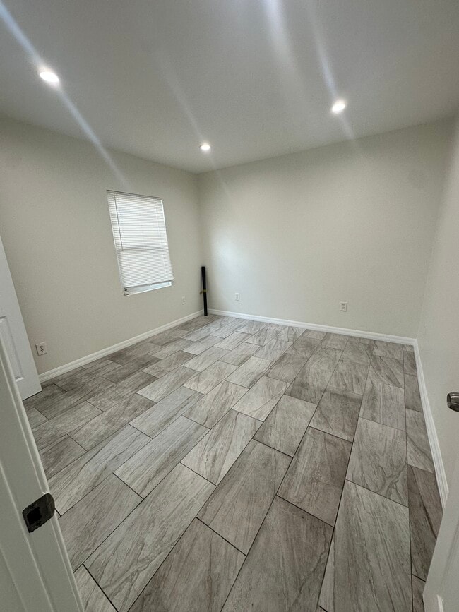 Foto del edificio - 731 W 99th St