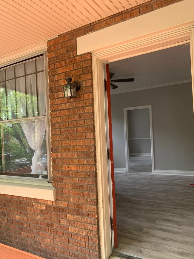 Building Photo - 2327 Ravine St