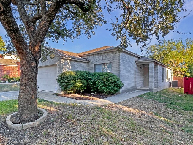 Foto del edificio - Northeast 3/2 with New Bedroom Floors & Covered Patio
