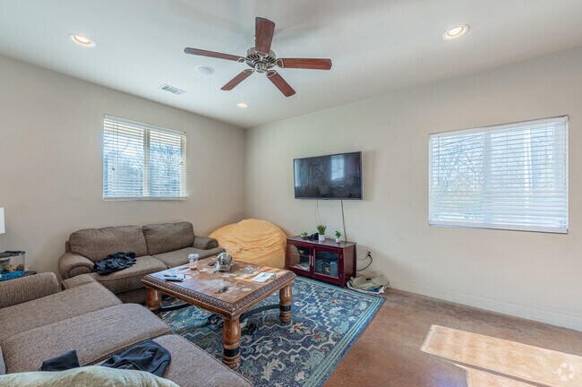 4 habitaciones, 4 baños - Sala de estar - 1030 Dr Martin Luther King Pky