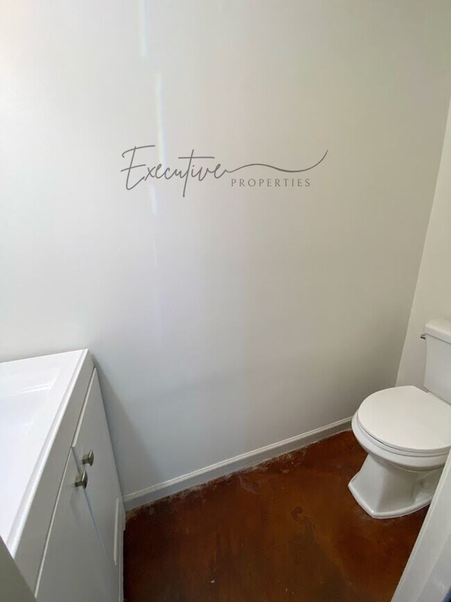 Foto del edificio - 2-Bed, 2.5-Bath Townhouse with Move-In Special – Walk to McNeese State University!