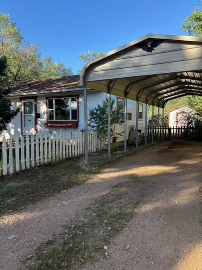 Building Photo - 3 Bed / 1 Bath home available now! MileSto...