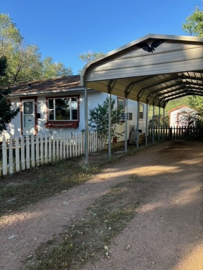 Foto del edificio - 3 Bed / 1 Bath home available now! MileSto...