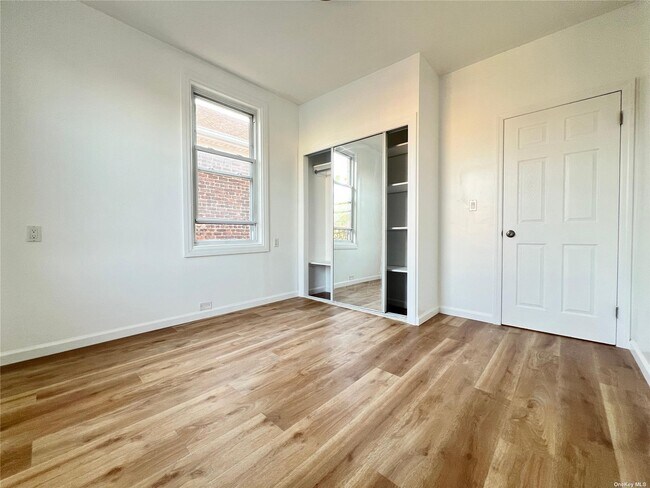 Foto del edificio - 35-23 61st St