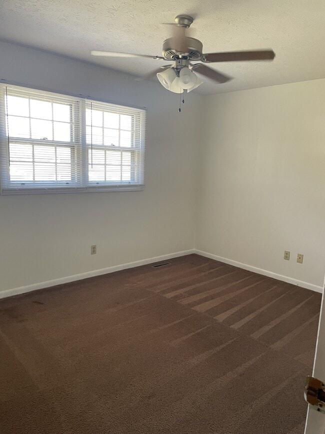 Foto del edificio - 624 Cross Lanes Dr