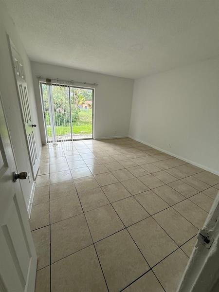 Foto del edificio - 3800 Riverside Dr