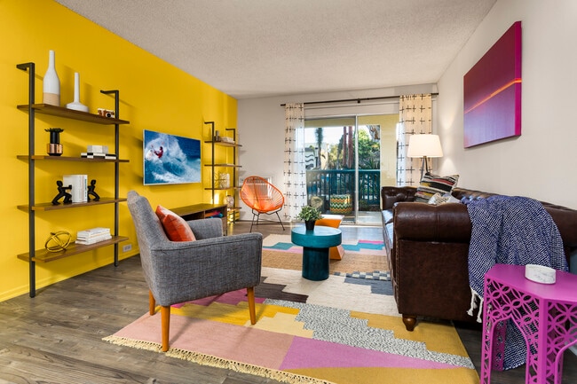 Sala de estar del paquete clásico II con piso de superficie dura (en viviendas seleccionadas) - AVA Pacific Beach