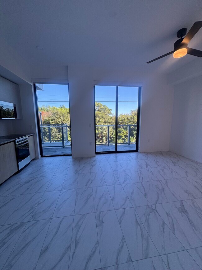 Foto del edificio - 16051 W Dixie Hwy