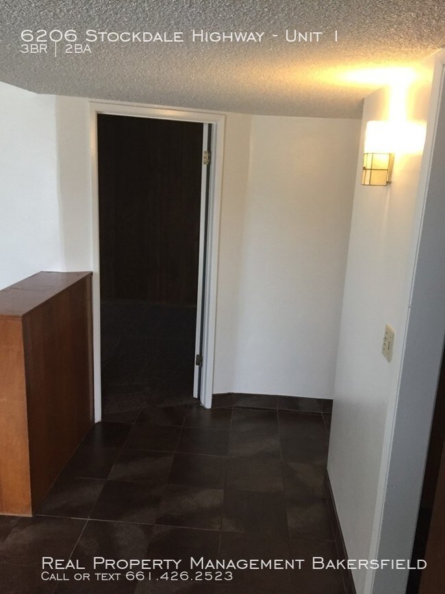 Foto del edificio - 6206 Stockdale Hwy Unit 1 - Move in Special