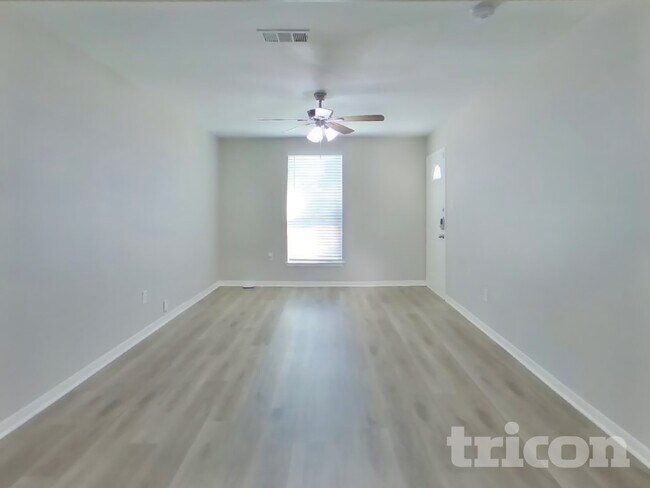 Foto del edificio - 17002 Tibet Rd