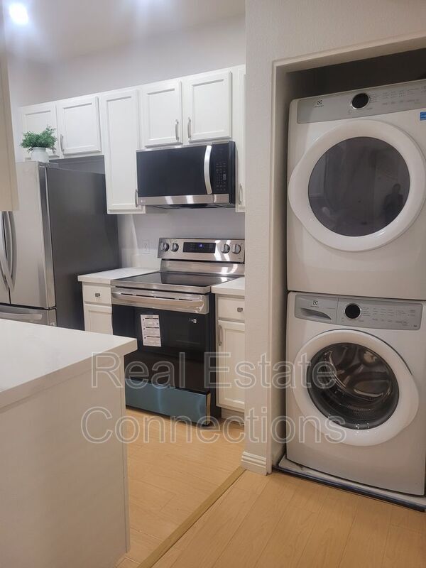 Building Photo - 2255 Showers Dr
