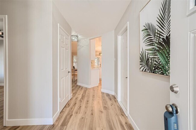 Foto del edificio - 1701 Hollow Tree Blvd