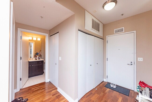Foto del edificio - 565 W Quincy St