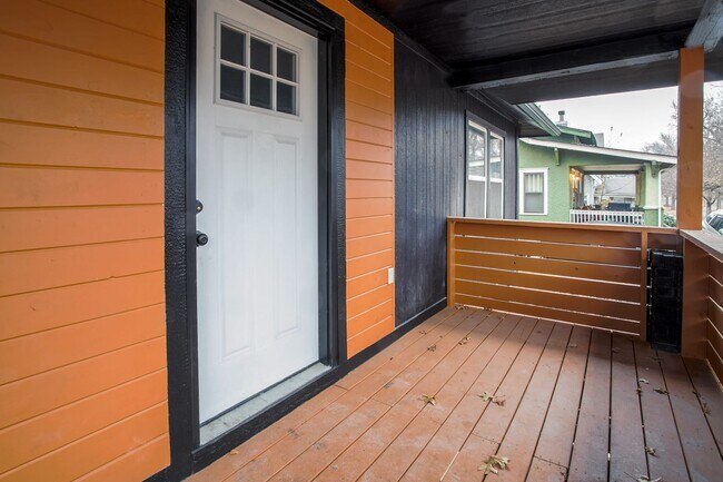 Building Photo - 5730 Brooklyn Ave - CUTE and updated home!