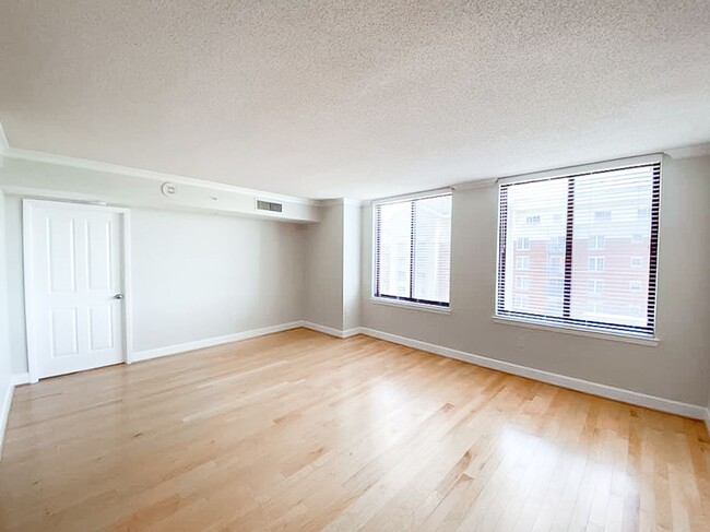 Building Photo - Luxurious 2 Bed 2.5 Bath Condo In Sought A...