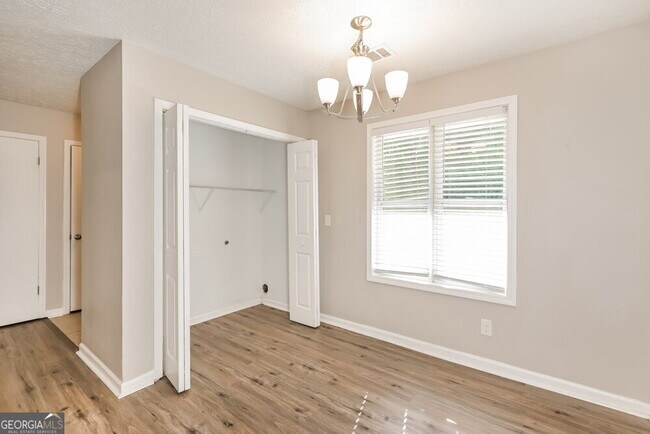 Foto del edificio - 353 Knollwood Ln